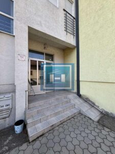 Prelep trosoban stan kompletno namešten