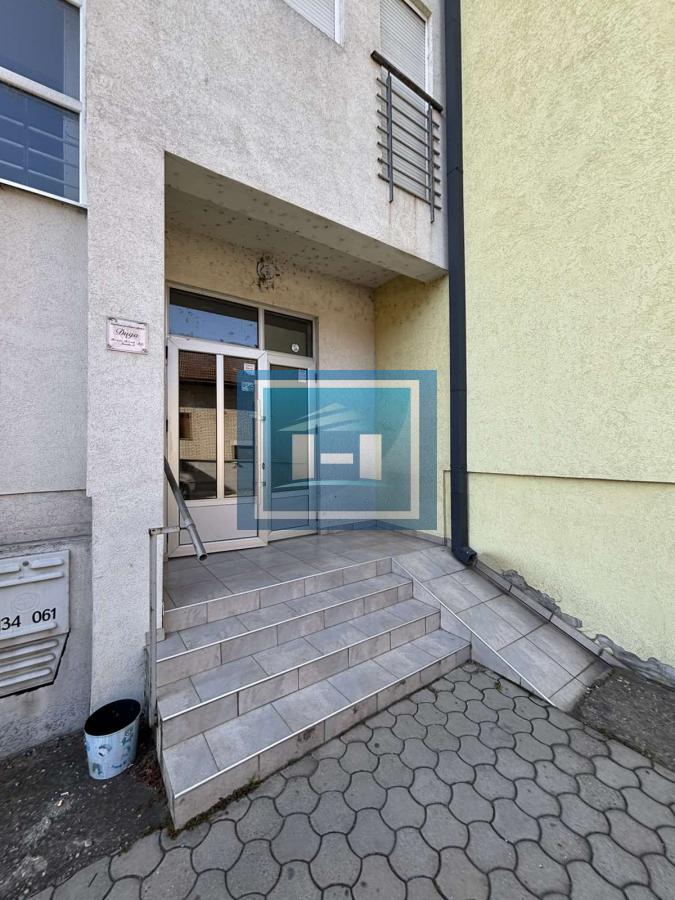 Prelep trosoban stan kompletno namešten