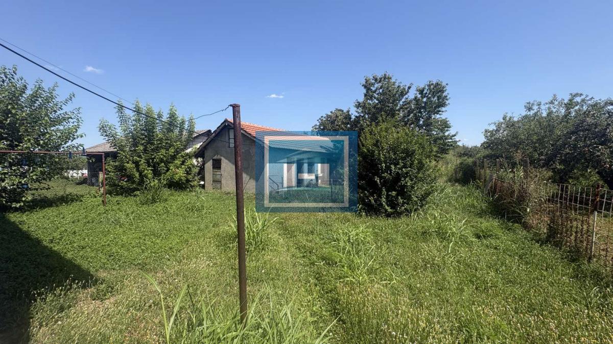 Na prodaju prostrana porodična kuća sa 56,75 ari placa i voćnjakom – odlična prilika!