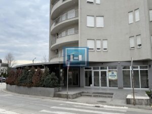 Lokal u centru Akva parka sa tri parking mesta sa punjačima za električna vozila i velikom terasom