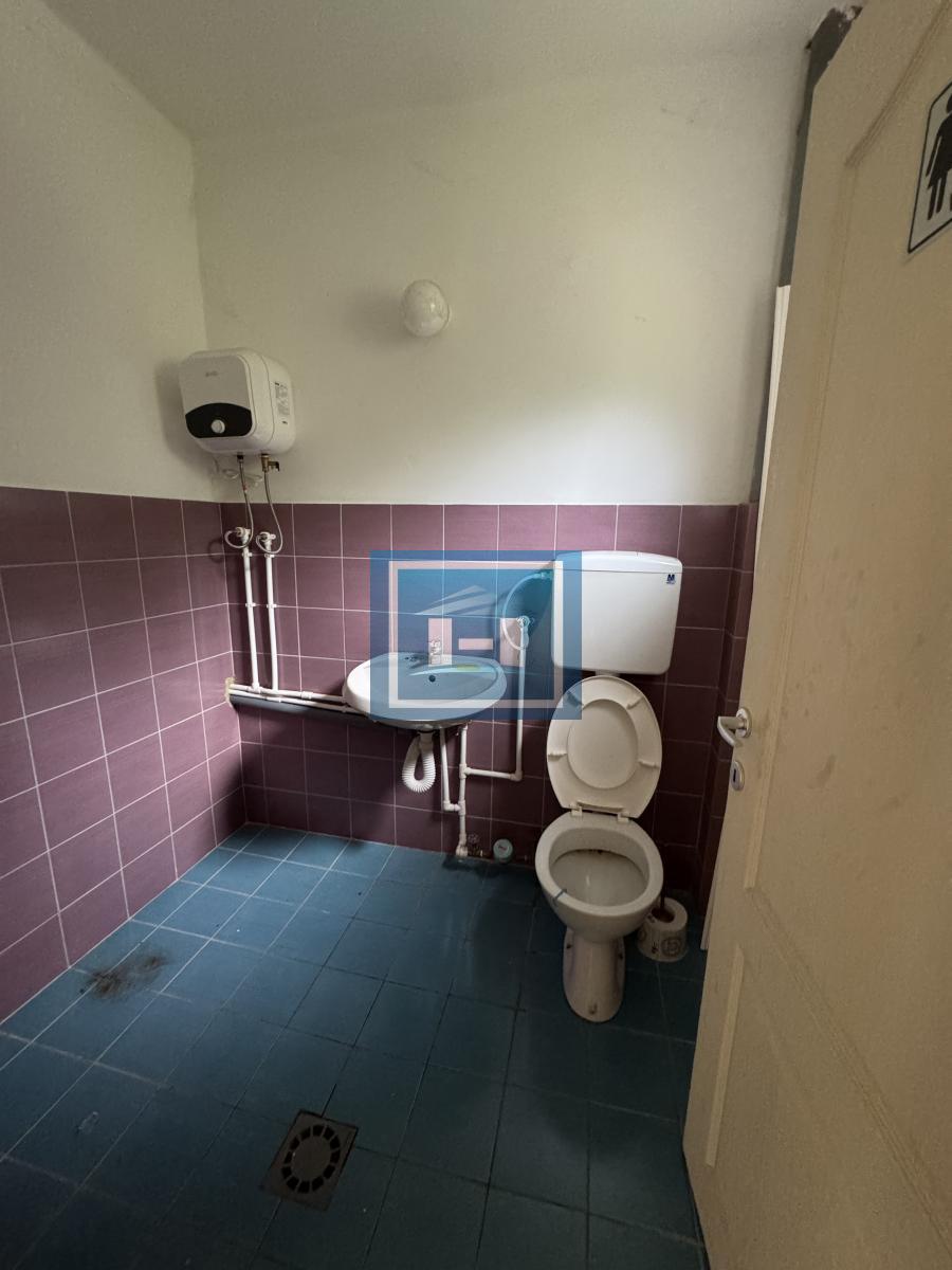 Na izdavanje poslovni prostor površine 59 m², smešten na odličnoj i prometnoj lokaciji na Slaviji.