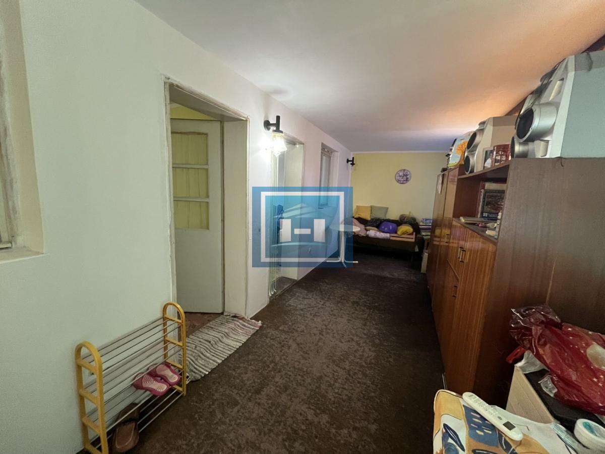 Kuća sa lokalom na velikom placu na samom početku sela