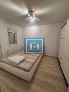 Prelep trosoban stan kompletno namešten