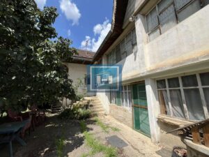Kuća sa lokalom na velikom placu na samom početku sela