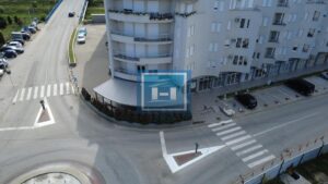 Lokal u centru Akva parka sa tri parking mesta sa punjačima za električna vozila i velikom terasom