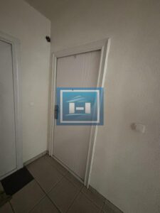 Prelep trosoban stan kompletno namešten