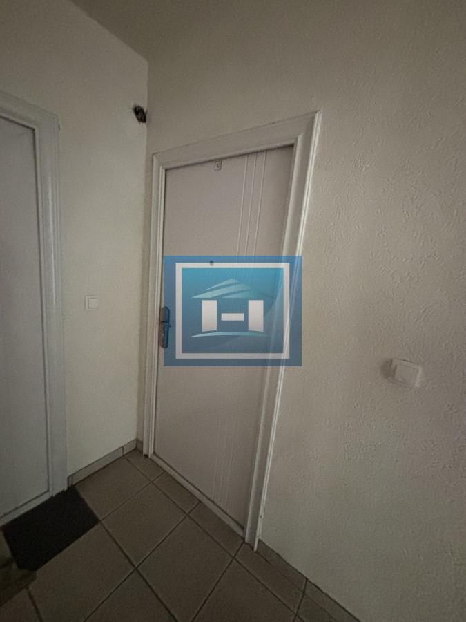 Prelep trosoban stan kompletno namešten