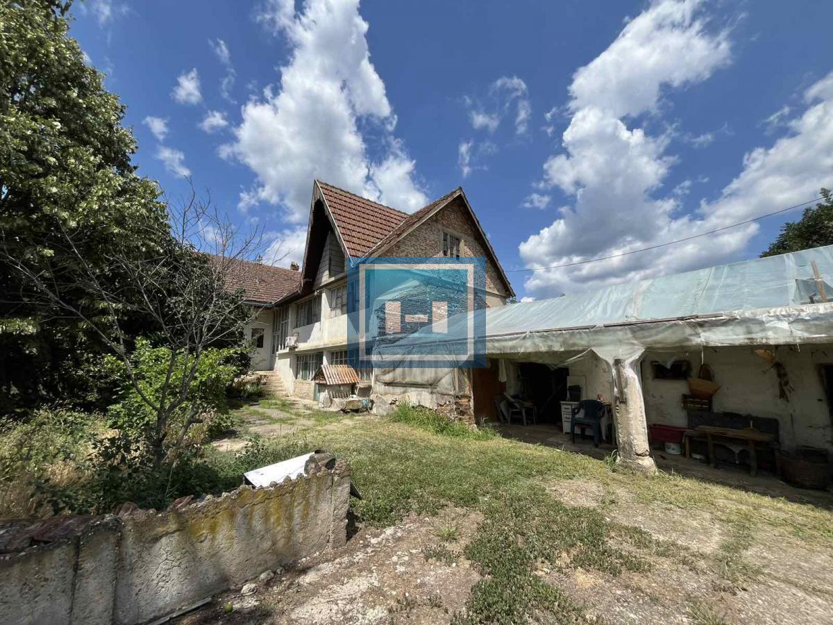 Kuća sa lokalom na velikom placu na samom početku sela