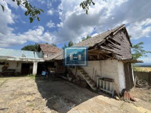 Kuća sa lokalom na velikom placu na samom početku sela