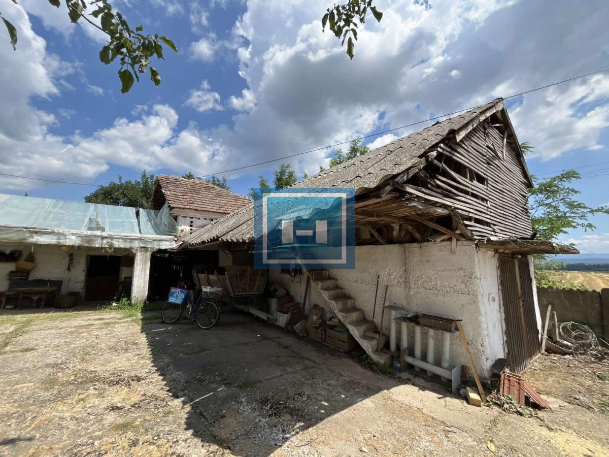 Kuća sa lokalom na velikom placu na samom početku sela