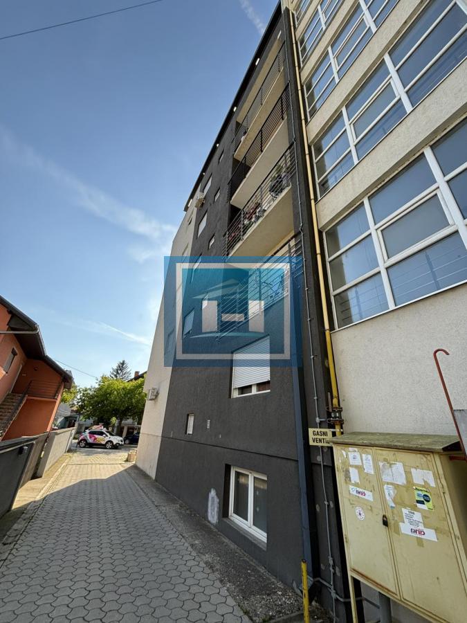 Prelep trosoban stan kompletno namešten