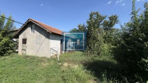 Na prodaju prostrana porodična kuća sa 56,75 ari placa i voćnjakom – odlična prilika!