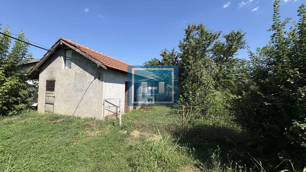 Na prodaju prostrana porodična kuća sa 56,75 ari placa i voćnjakom – odlična prilika!