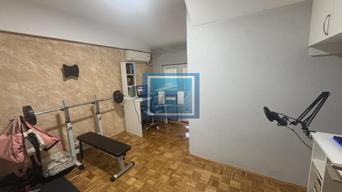 Na prodaju dvosoban stan od 60 m² – dve terase, lift, mogućnost kupovine putem stambenog kredita