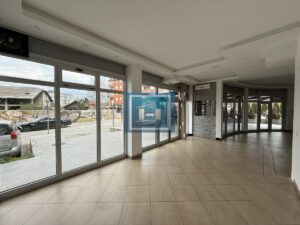 Lokal u centru Akva parka sa tri parking mesta sa punjačima za električna vozila i velikom terasom
