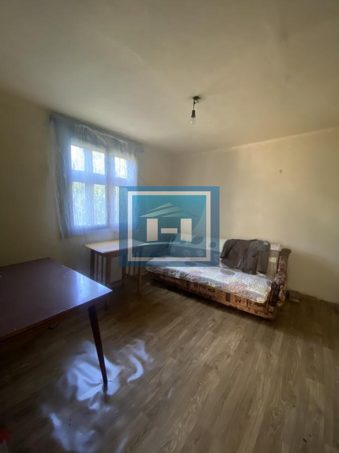 Lepo seosko imanje puno zelenila u centru sela
