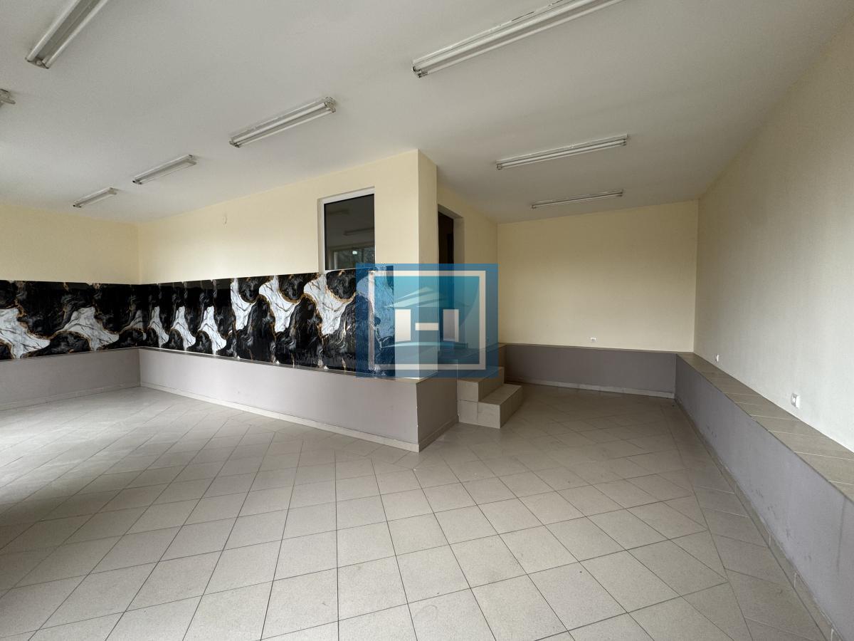 Na izdavanje poslovni prostor površine 59 m², smešten na odličnoj i prometnoj lokaciji na Slaviji.
