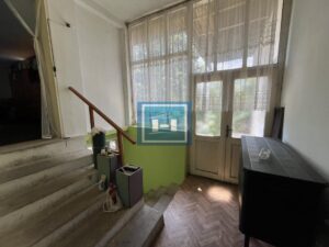 Kuća sa lokalom na velikom placu na samom početku sela