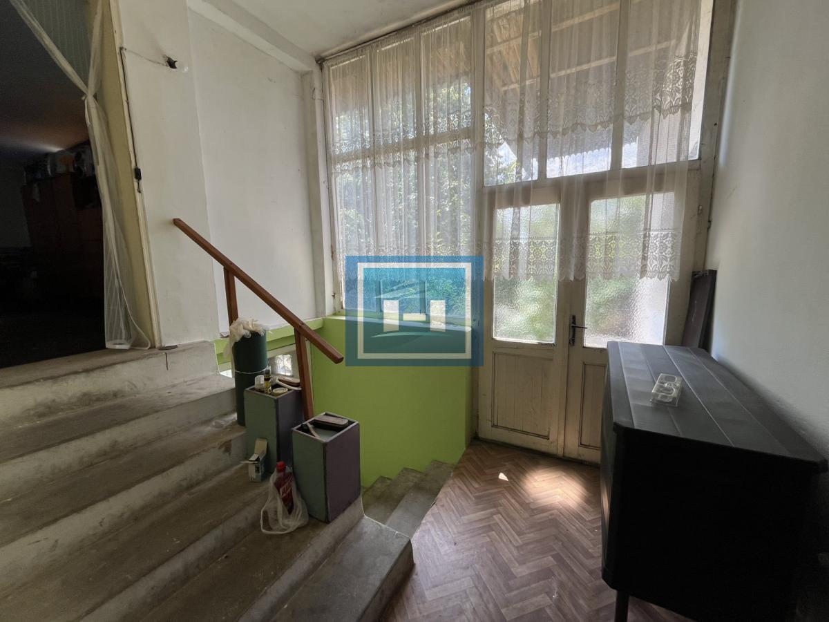 Kuća sa lokalom na velikom placu na samom početku sela