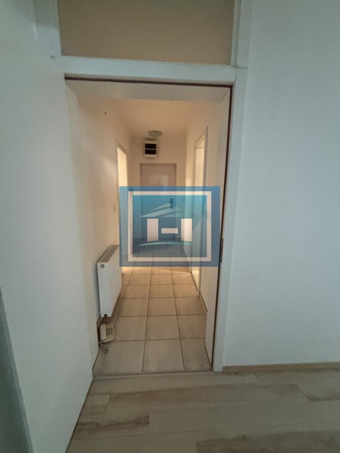 Prelep trosoban stan kompletno namešten
