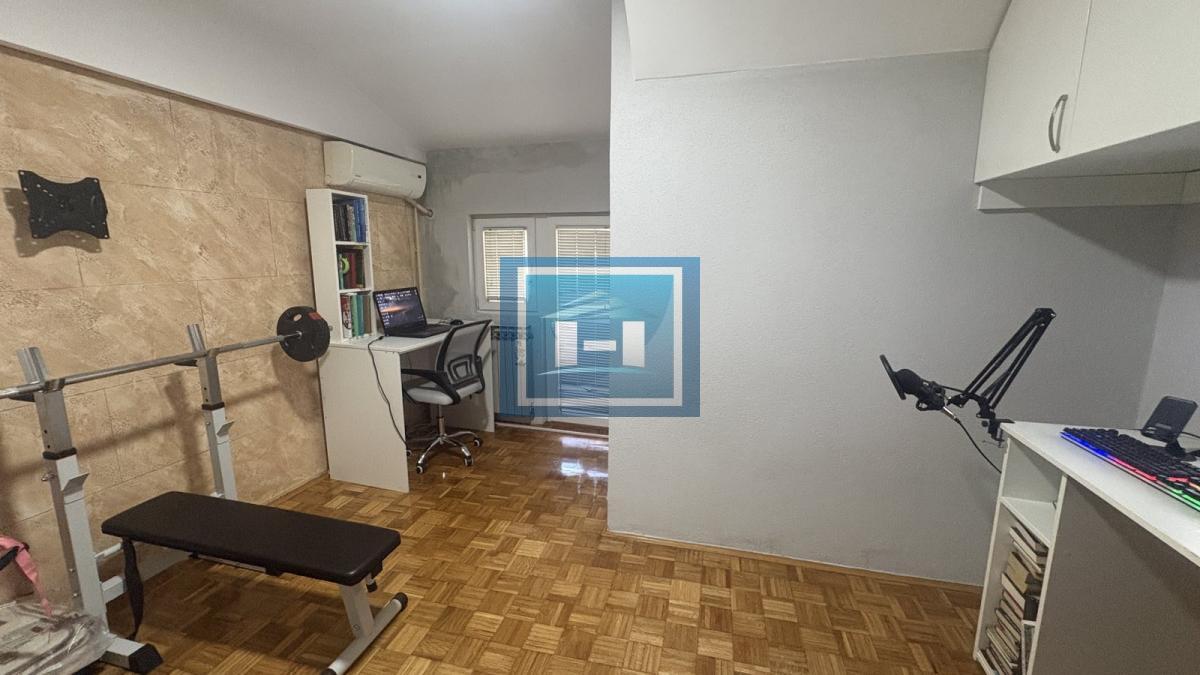 Na prodaju dvosoban stan od 60 m² – dve terase, lift, mogućnost kupovine putem stambenog kredita