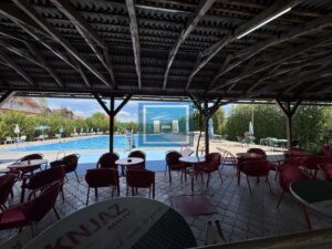 GRADSKI BAZEN SA STAMBENIM OBJEKTOM