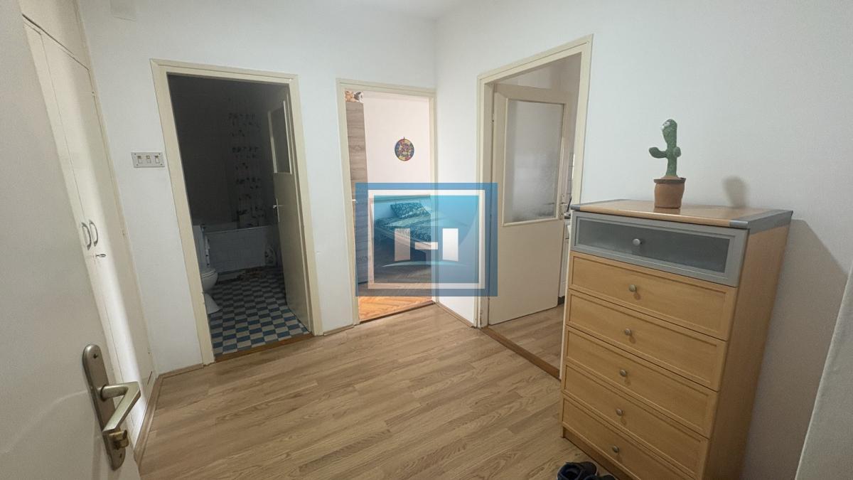 Centar – Stan 50 m² sa dve terase na 2 min od pešačke zone