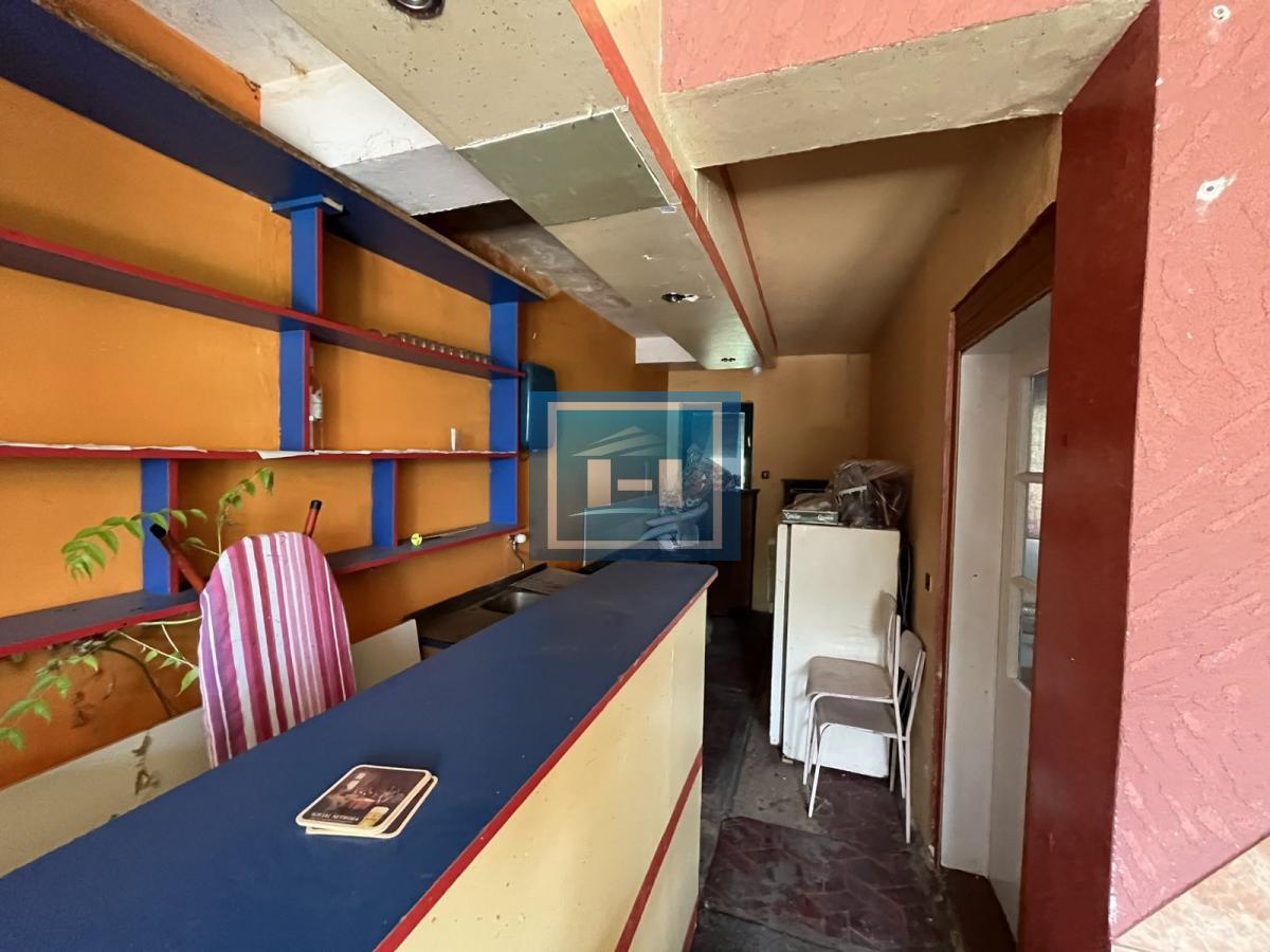 Kuća sa lokalom na velikom placu na samom početku sela