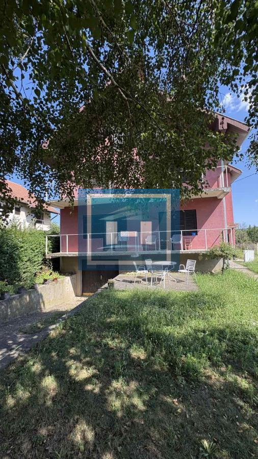 Na prodaju prostrana porodična kuća sa 56,75 ari placa i voćnjakom – odlična prilika!