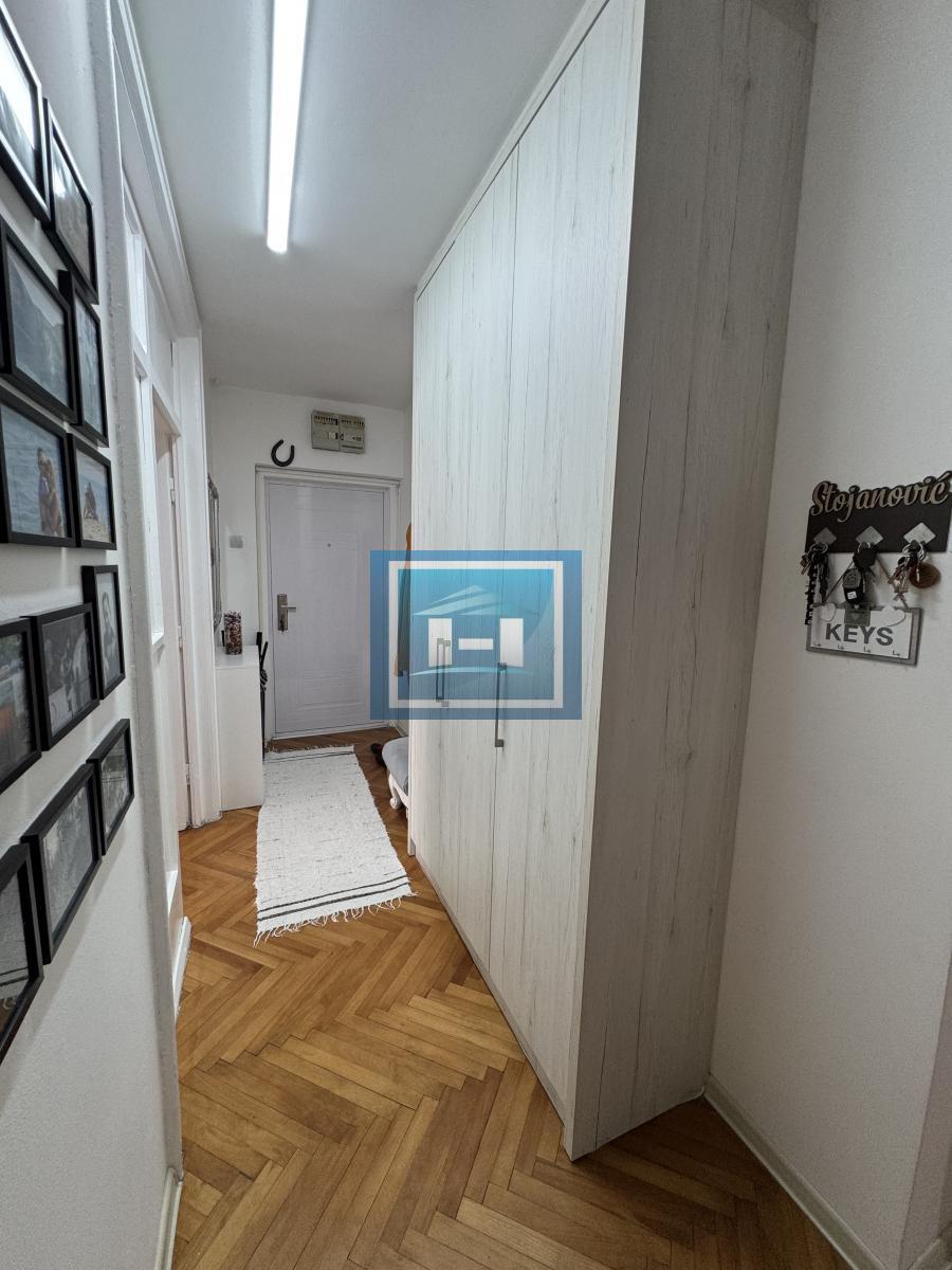 RENOVIRAN DVOSOBAN STAN U CENTRU ĆUPRIJE
