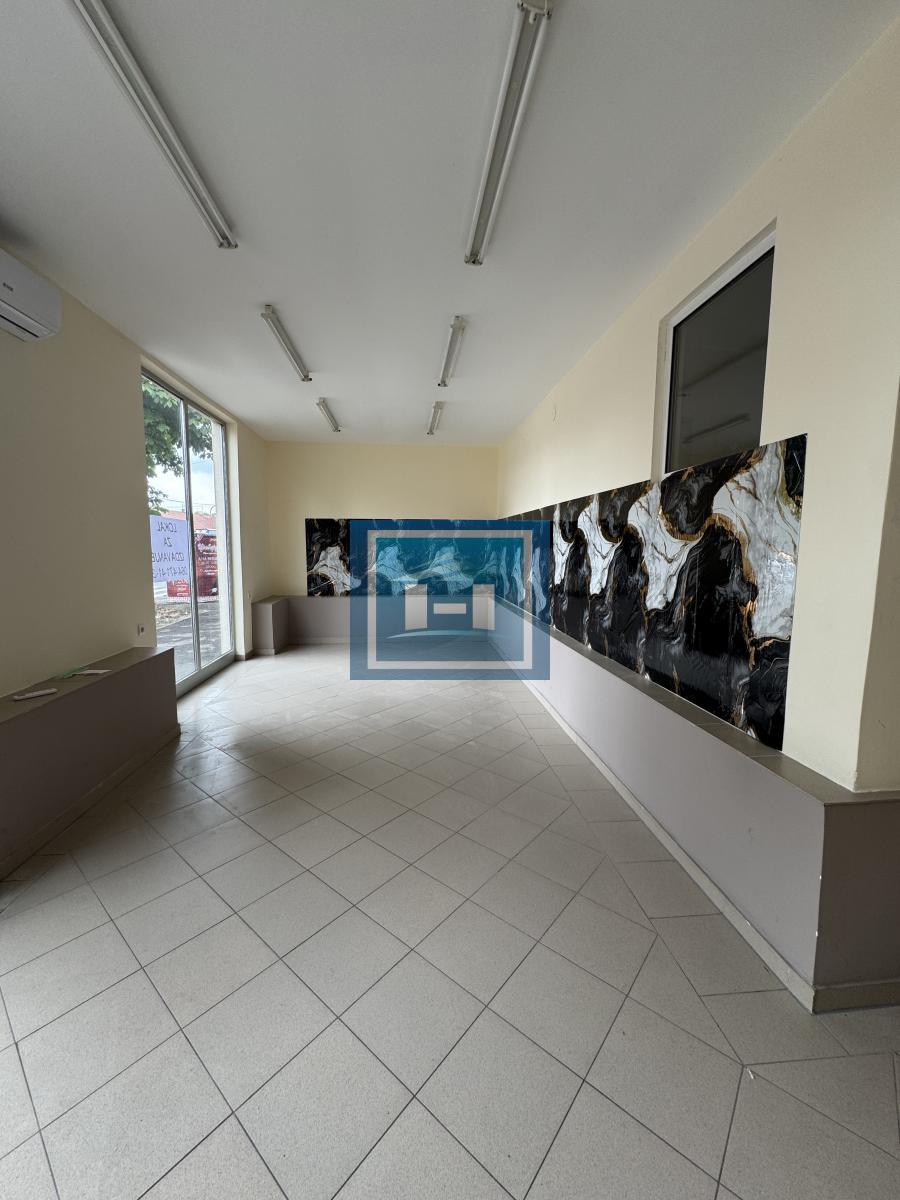 Na izdavanje poslovni prostor površine 59 m², smešten na odličnoj i prometnoj lokaciji na Slaviji.