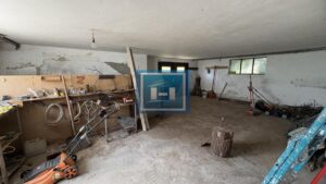Na prodaju prostrana porodična kuća sa 56,75 ari placa i voćnjakom – odlična prilika!