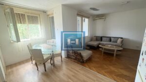 Centar – Stan 50 m² sa dve terase na 2 min od pešačke zone