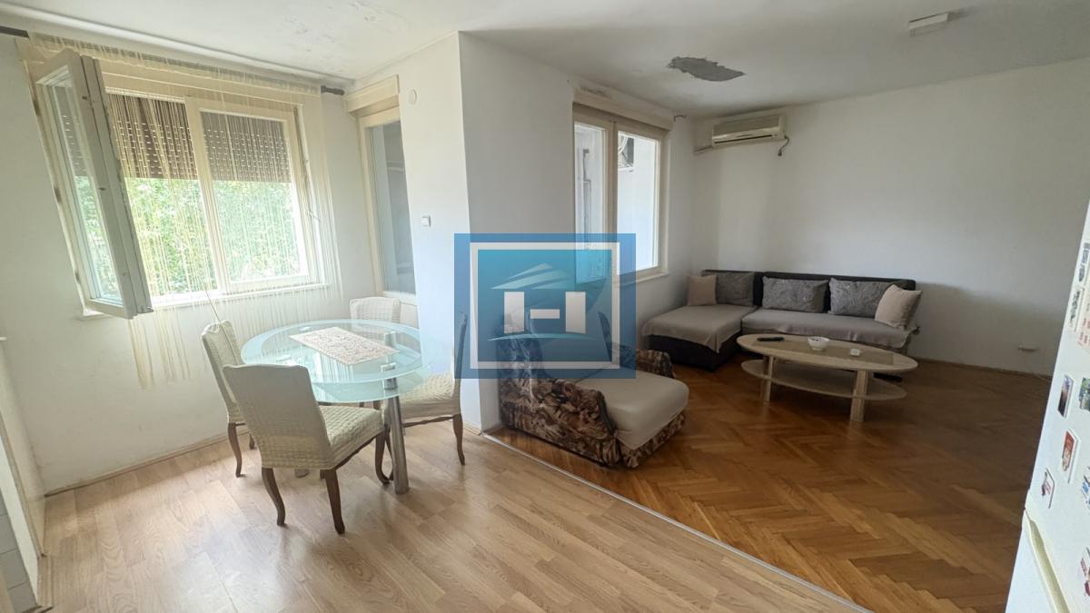 Centar – Stan 50 m² sa dve terase na 2 min od pešačke zone