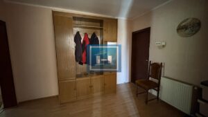 Na prodaju prostrana porodična kuća sa 56,75 ari placa i voćnjakom – odlična prilika!