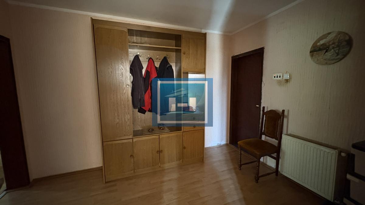 Na prodaju prostrana porodična kuća sa 56,75 ari placa i voćnjakom – odlična prilika!