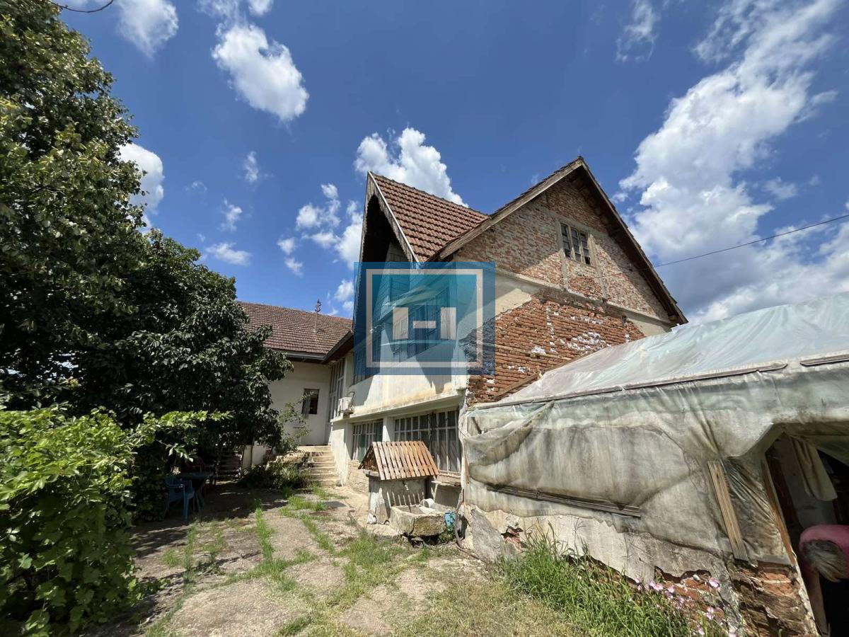 Kuća sa lokalom na velikom placu na samom početku sela
