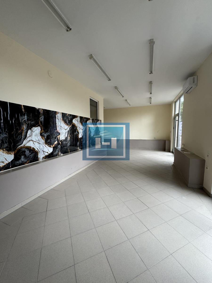 Na izdavanje poslovni prostor površine 59 m², smešten na odličnoj i prometnoj lokaciji na Slaviji.