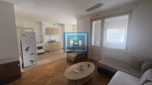 Centar – Stan 50 m² sa dve terase na 2 min od pešačke zone
