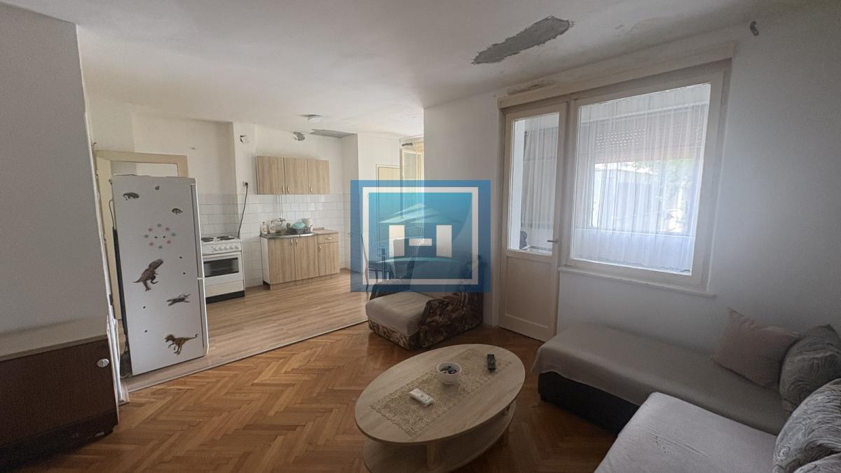 Centar – Stan 50 m² sa dve terase na 2 min od pešačke zone