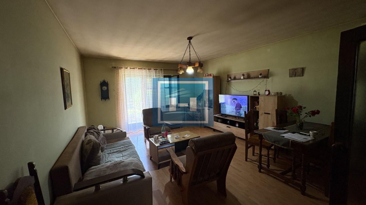 Na prodaju prostrana porodična kuća sa 56,75 ari placa i voćnjakom – odlična prilika!