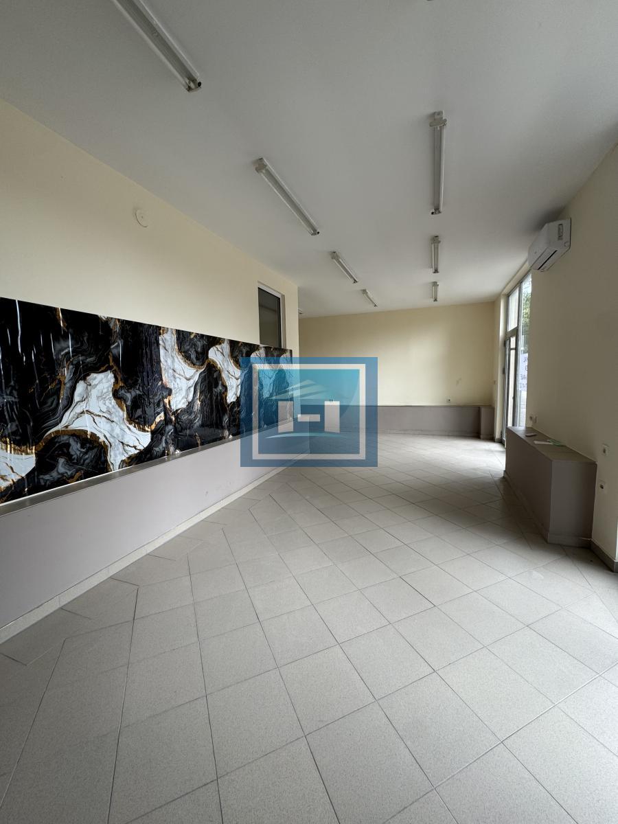 Na izdavanje poslovni prostor površine 59 m², smešten na odličnoj i prometnoj lokaciji na Slaviji.
