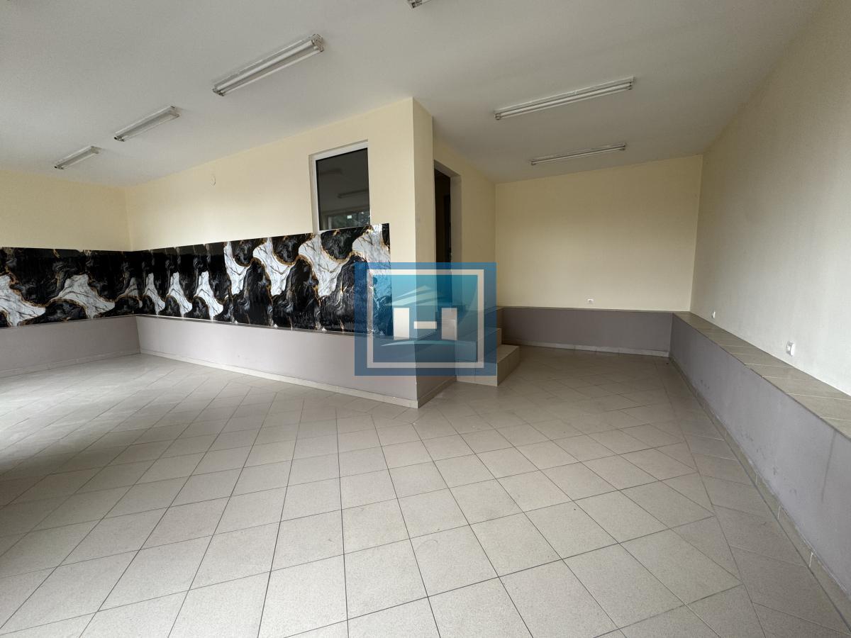 Na izdavanje poslovni prostor površine 59 m², smešten na odličnoj i prometnoj lokaciji na Slaviji.