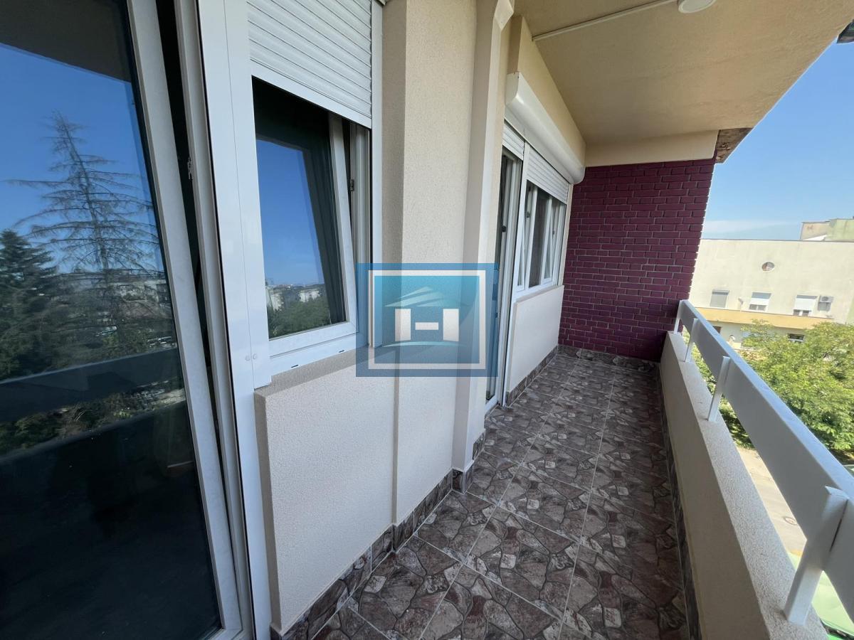 Stan sa neverovatnim potencijalom – potpuno renoviran, tri terase i mogućnost kupovine putem stambenog kredita