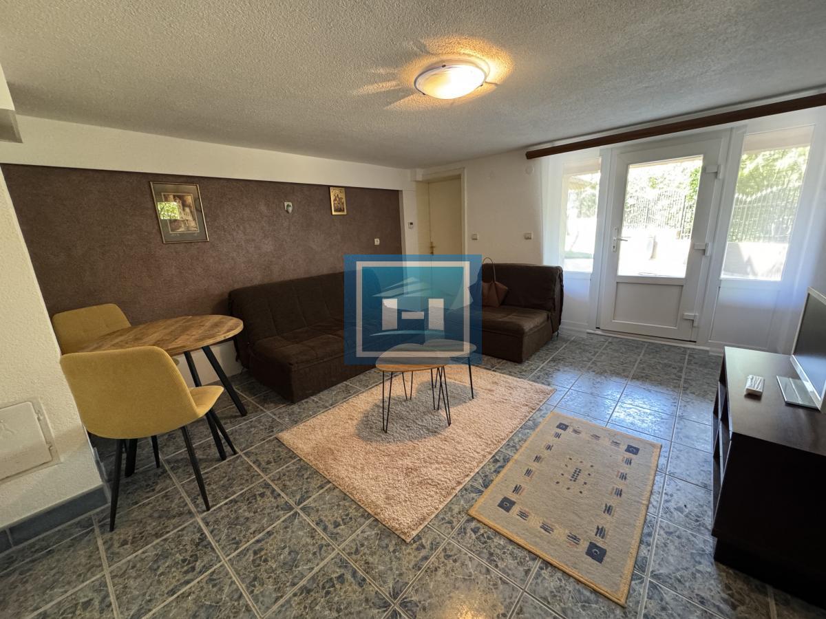 Izdaje se lepo uređen stan od 35 m² – svi troškovi uključeni u cenu!
