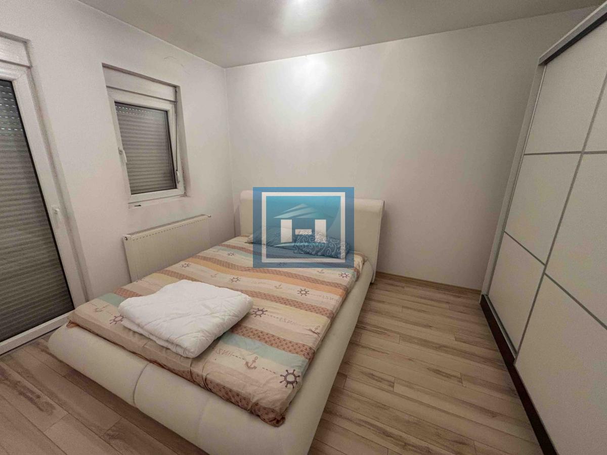 Prelep trosoban stan kompletno namešten
