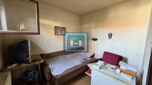 Na prodaju prostrana porodična kuća sa 56,75 ari placa i voćnjakom – odlična prilika!