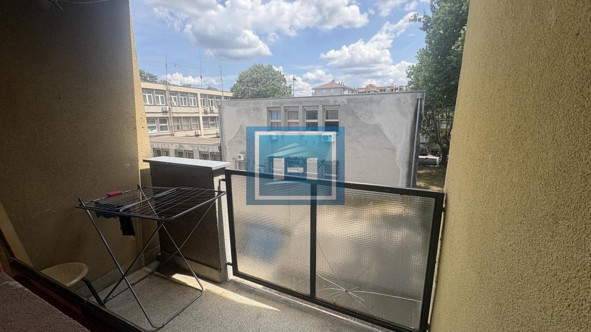 Centar – Stan 50 m² sa dve terase na 2 min od pešačke zone