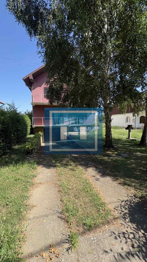 Na prodaju prostrana porodična kuća sa 56,75 ari placa i voćnjakom – odlična prilika!