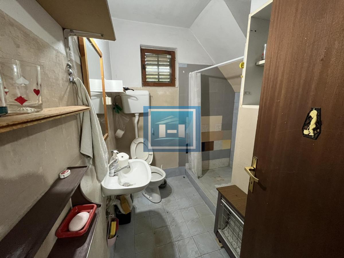 Kuća sa lokalom na velikom placu na samom početku sela
